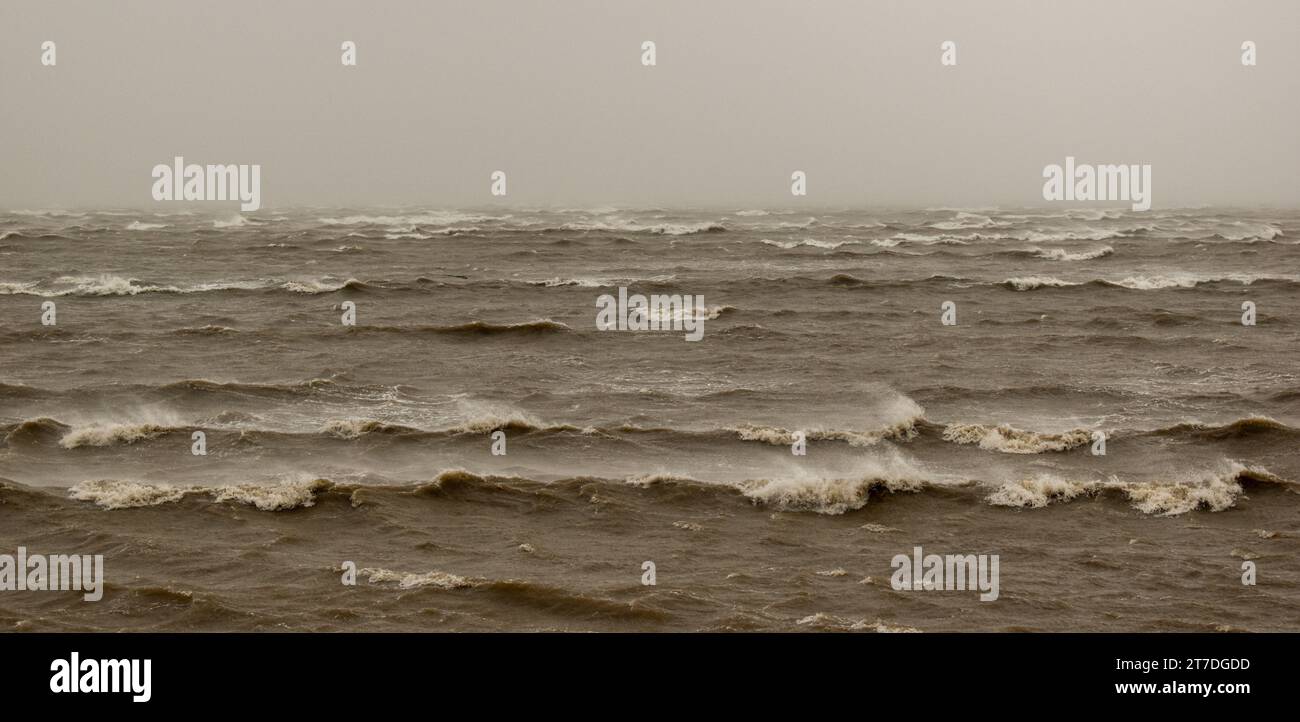 Vista su un mare spietato al largo della costa della Cumbria durante la tempesta Debi. Foto Stock