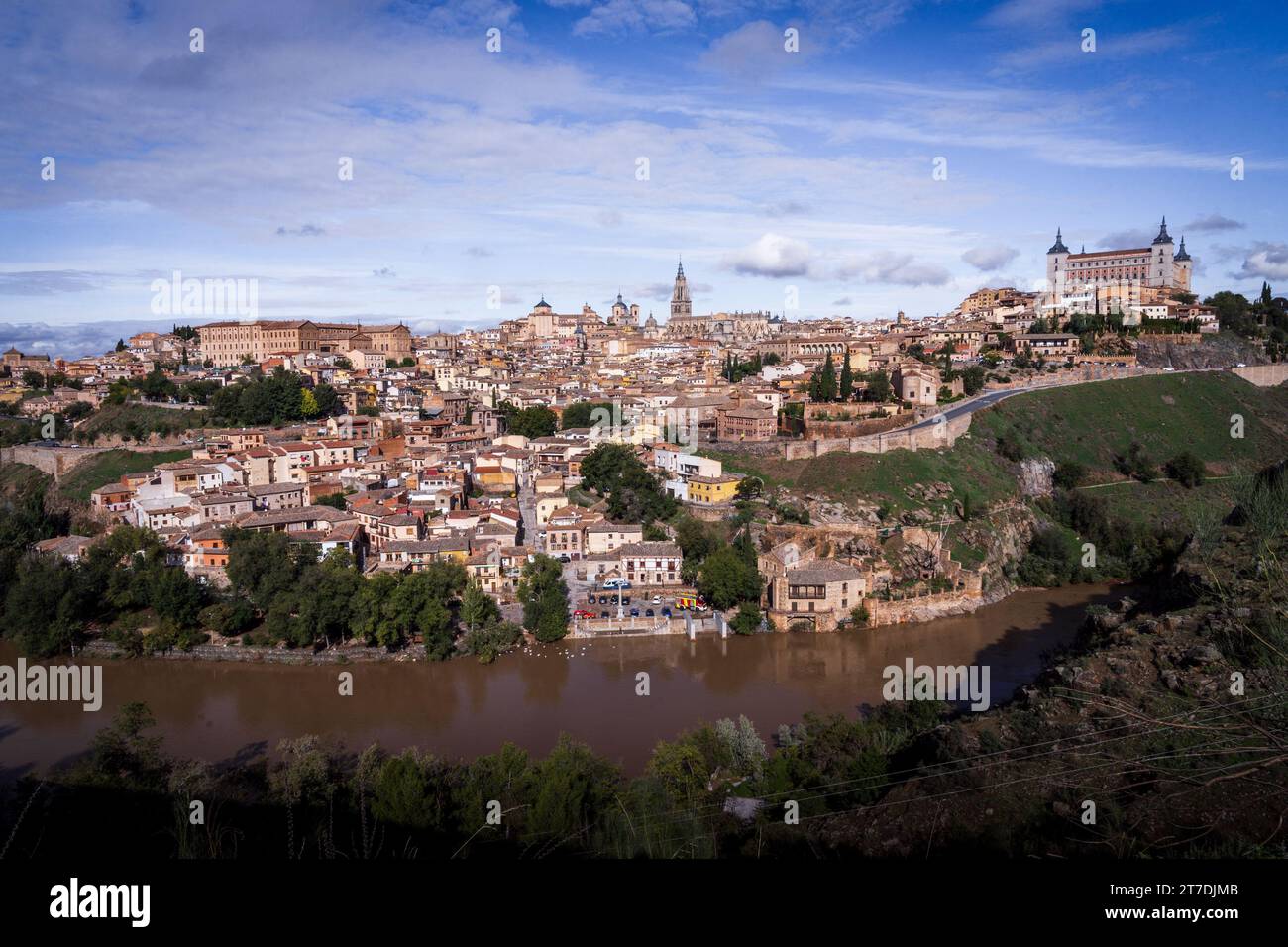 La città spagnola di Toledo costruita su una collina circondata dal fiume Targus. Diverse credenze religiose coesistevano nel corso dei secoli. Foto Stock
