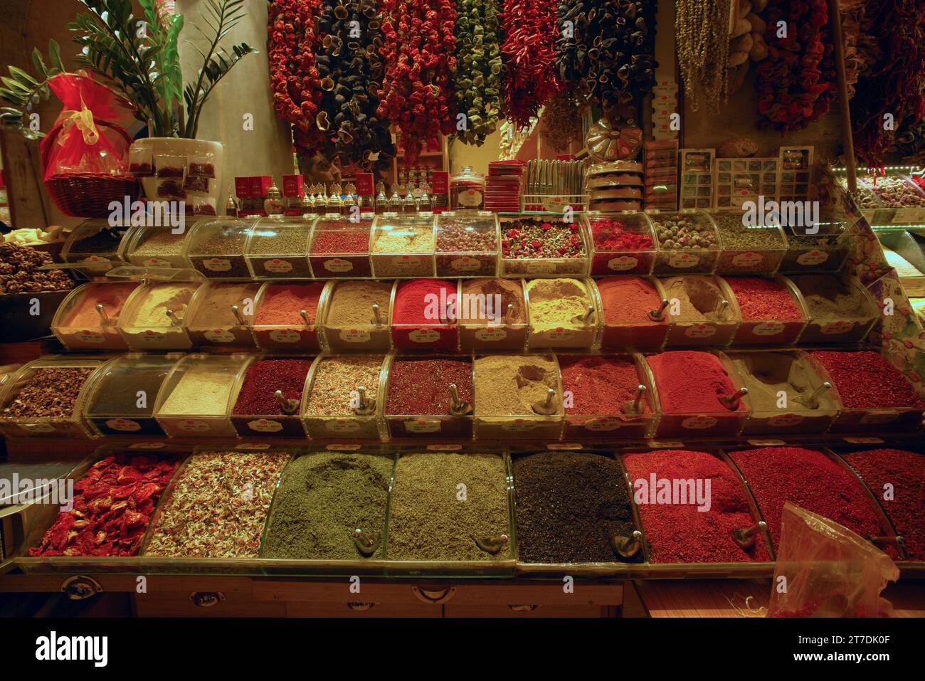 Aromi turchi in un negozio. Bazaar di Istanbul. Colore caldo delle spezie. Curry, crescione, anice, cannella, zenzero, menta, timo, chiodi di garofano, vaniglia, aglio... Foto Stock