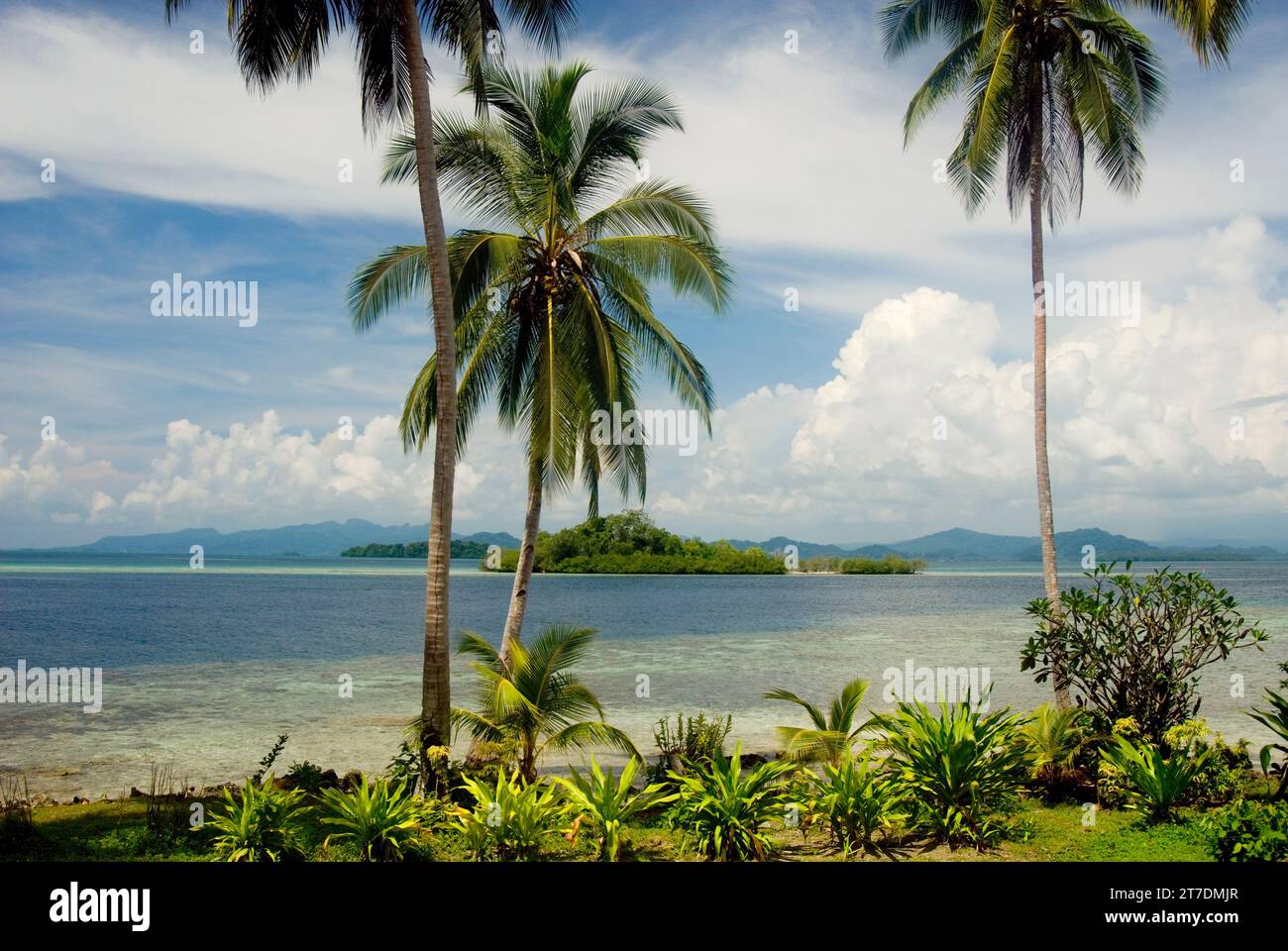 Vista della laguna da Uepi Lodge, Marovo Lagoon, Western Province, Isole Salomone Foto Stock