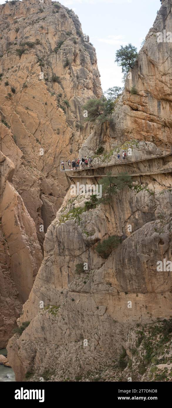 Camminatori sul sentiero turistico Caminito del Rey nella gola di El chorro Foto Stock