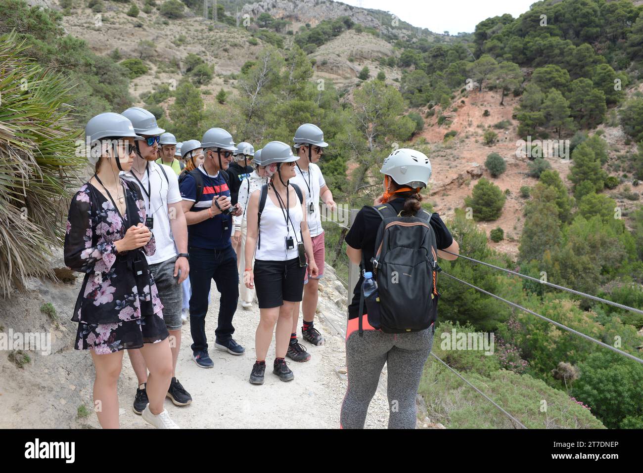 Una guida parla con un gruppo sul Caminito del Rey o Kings Road, in Spagna Foto Stock