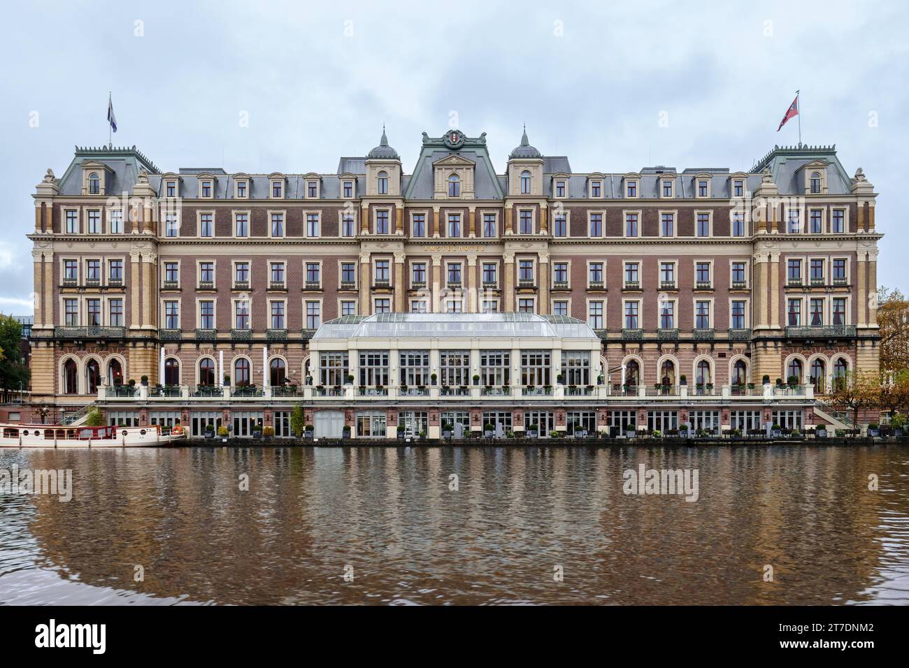 InterContinental Amstel Amsterdam Hotel. Amstel Hotel, hotel di lusso a cinque stelle ad Amsterdam, Paesi Bassi. L'hotel visto dal fiume Amstel. Foto Stock