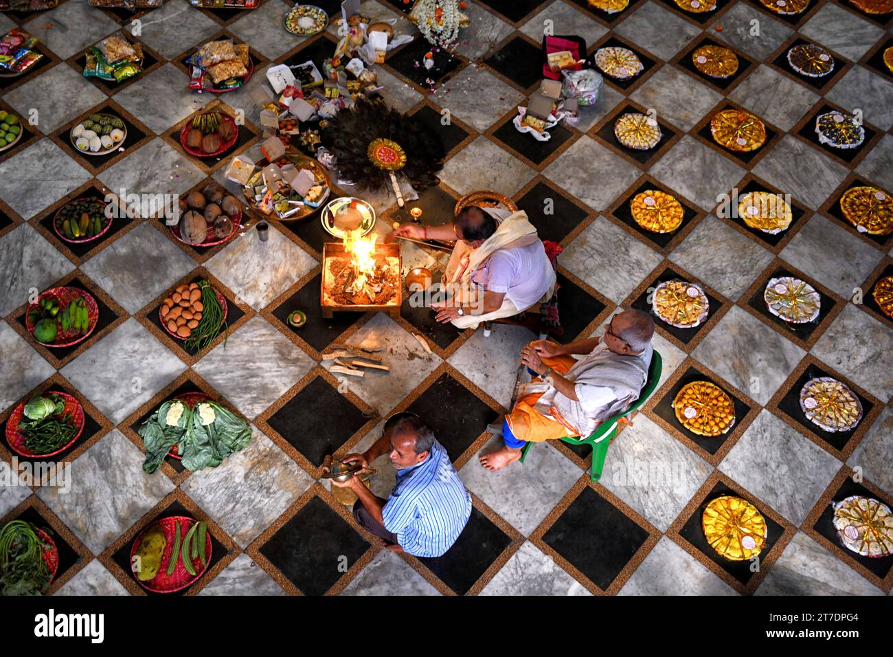 Kolkata, India. 14 novembre 2023. I devoti indù eseguono rituali diversi in occasione del festival "Annakut" o "Govardhan Puja" al tempio di Naba Brindaban a Calcutta. Annakut o Govardhan Puja è un festival indù in cui i devoti preparano e offrono una grande varietà di cibo vegetariano a Lord Krishna come segno di gratitudine per averli salvati dalle inondazioni come da mitologia indù. (Foto di Avishek Das/SOPA Images/Sipa USA) credito: SIPA USA/Alamy Live News Foto Stock