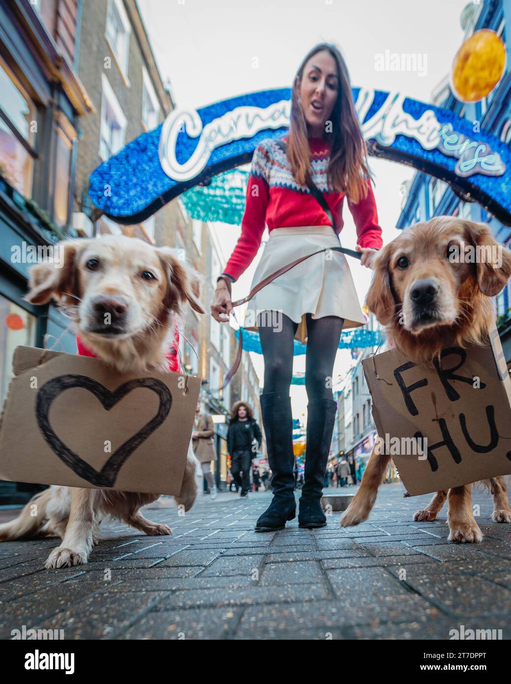 Ursula Aitchison con Huxley e Hugo su Carnaby Street a Londra. Foto Stock