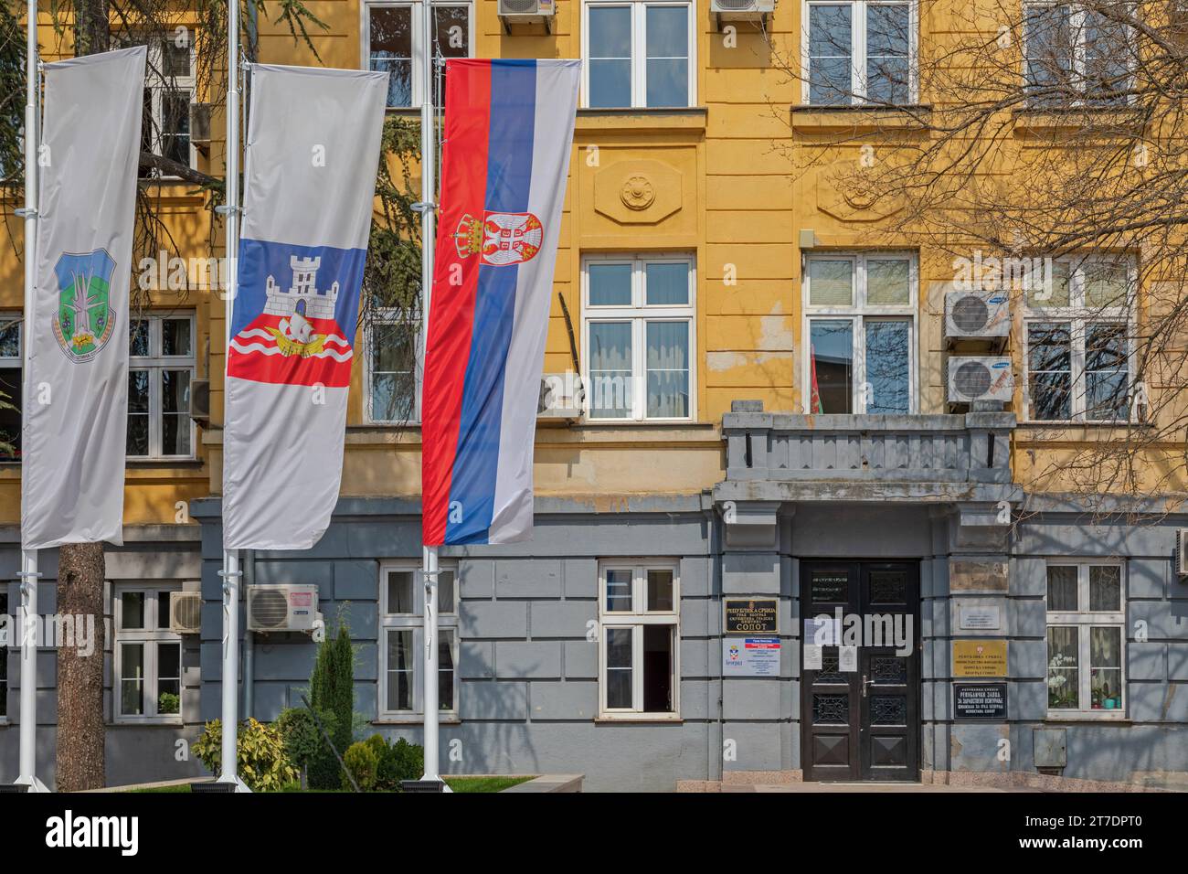 Sopot, Serbia - 13 aprile 2020: Bandiere ufficiali di fronte all'edificio dell'ufficio del governo regionale municipale di Sopot. Foto Stock