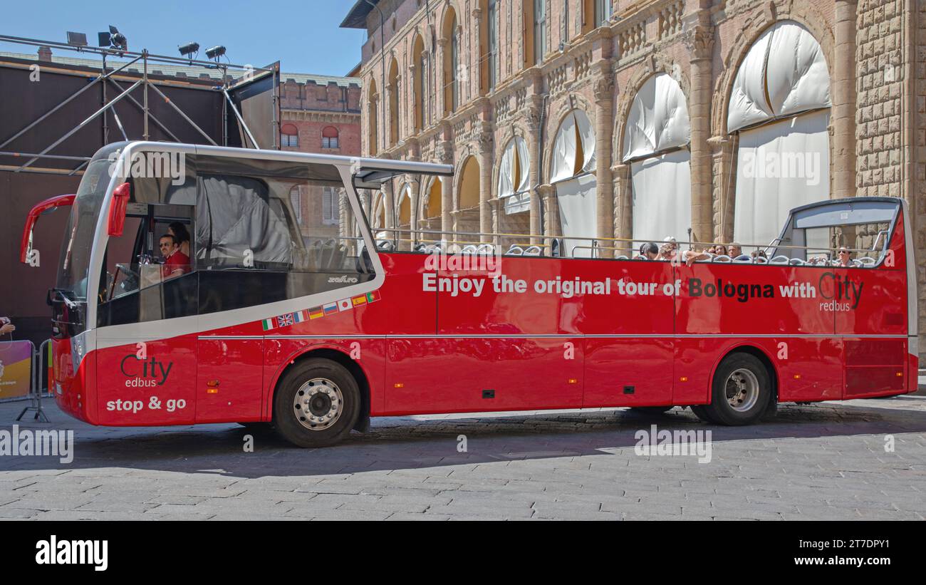 Bologna, Italia - 16 giugno 2019: Tour originale della città in autobus rosso aperto al soleggiato giorno d'estate. Foto Stock