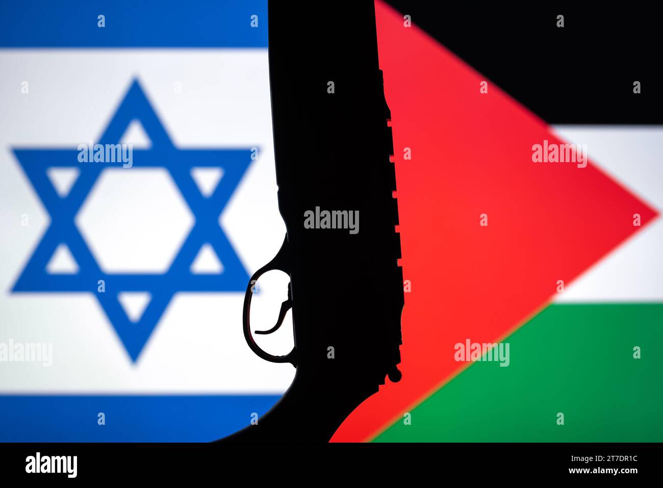 Una pistola tra la bandiera di Israele e la bandiera della Palestina. Concetto di guerra. Foto Stock