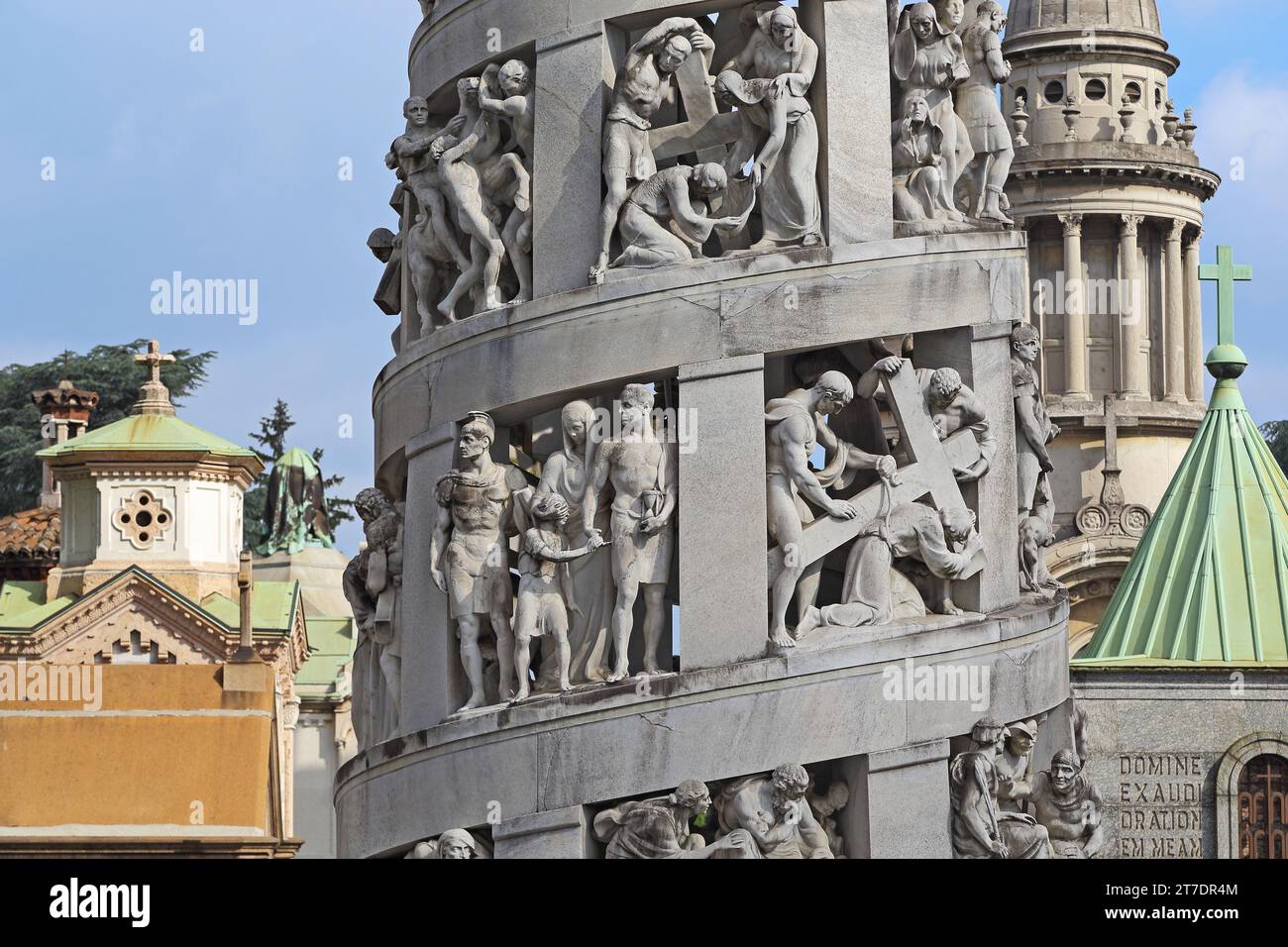 MILANO, ITALIA - 17 MAGGIO 2018: Si tratta di un frammento di una delle inusuali cripte del Cimitero Monumentale, considerato una delle tombe più ricche Foto Stock