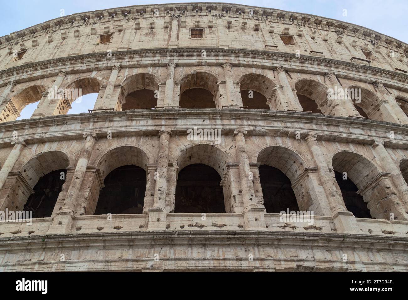 ROMA, ITALIA - 10 MARZO 2023: Questo è un frammento delle mura dell'antico Colosseo Romano. Foto Stock