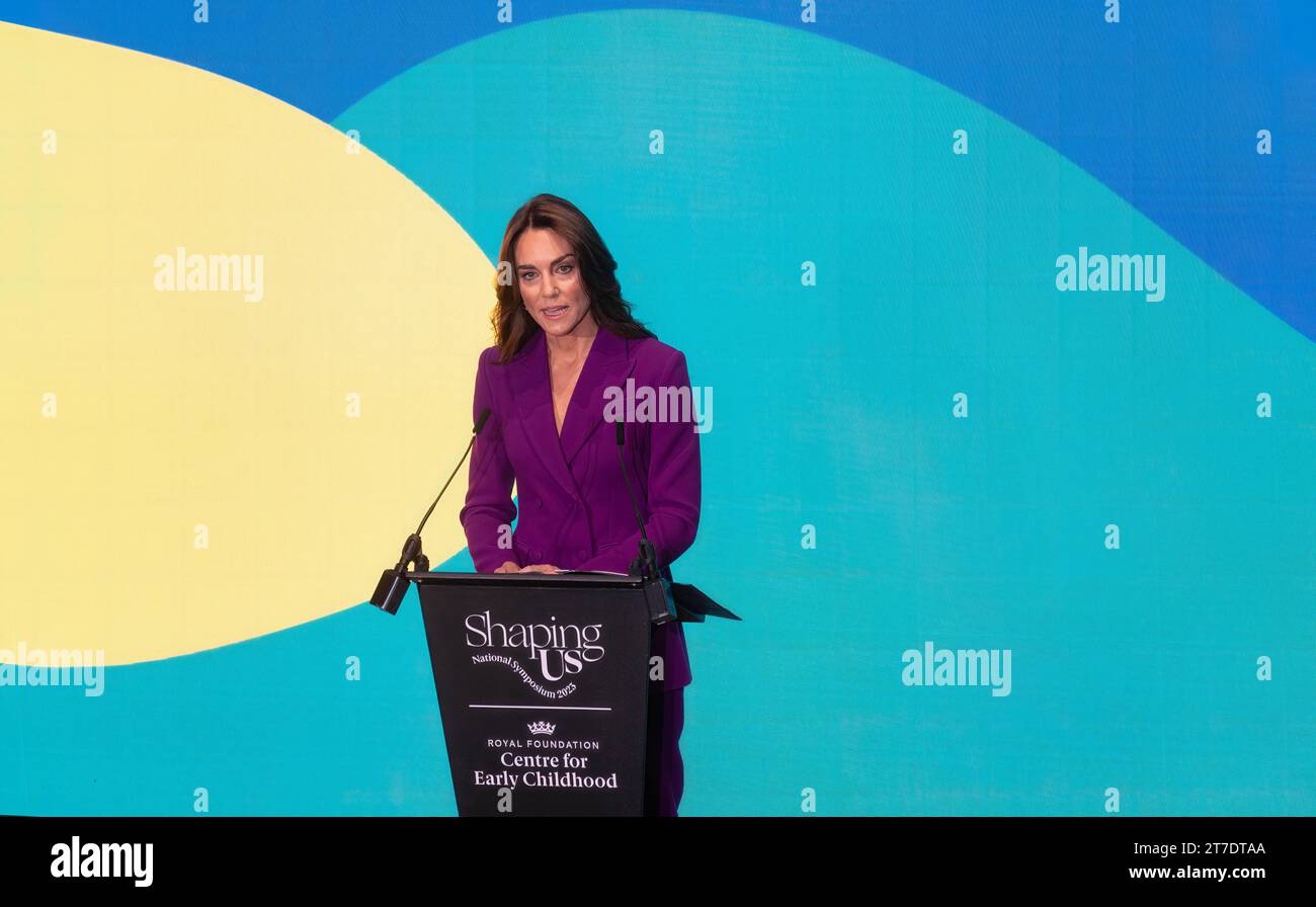 La Principessa del Galles parla al Simposio Nazionale Shaping Us al Design Museum di Londra, per ospitare l'evento con il Royal Foundation Centre for Early Children. Data foto: Mercoledì 15 novembre 2023. Foto Stock