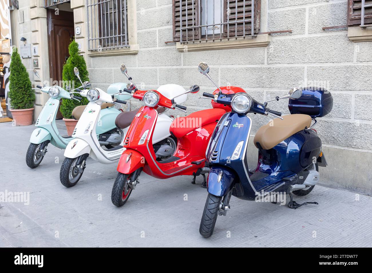 Un certo numero di scooter Vespa a Firenze, Italia Foto Stock