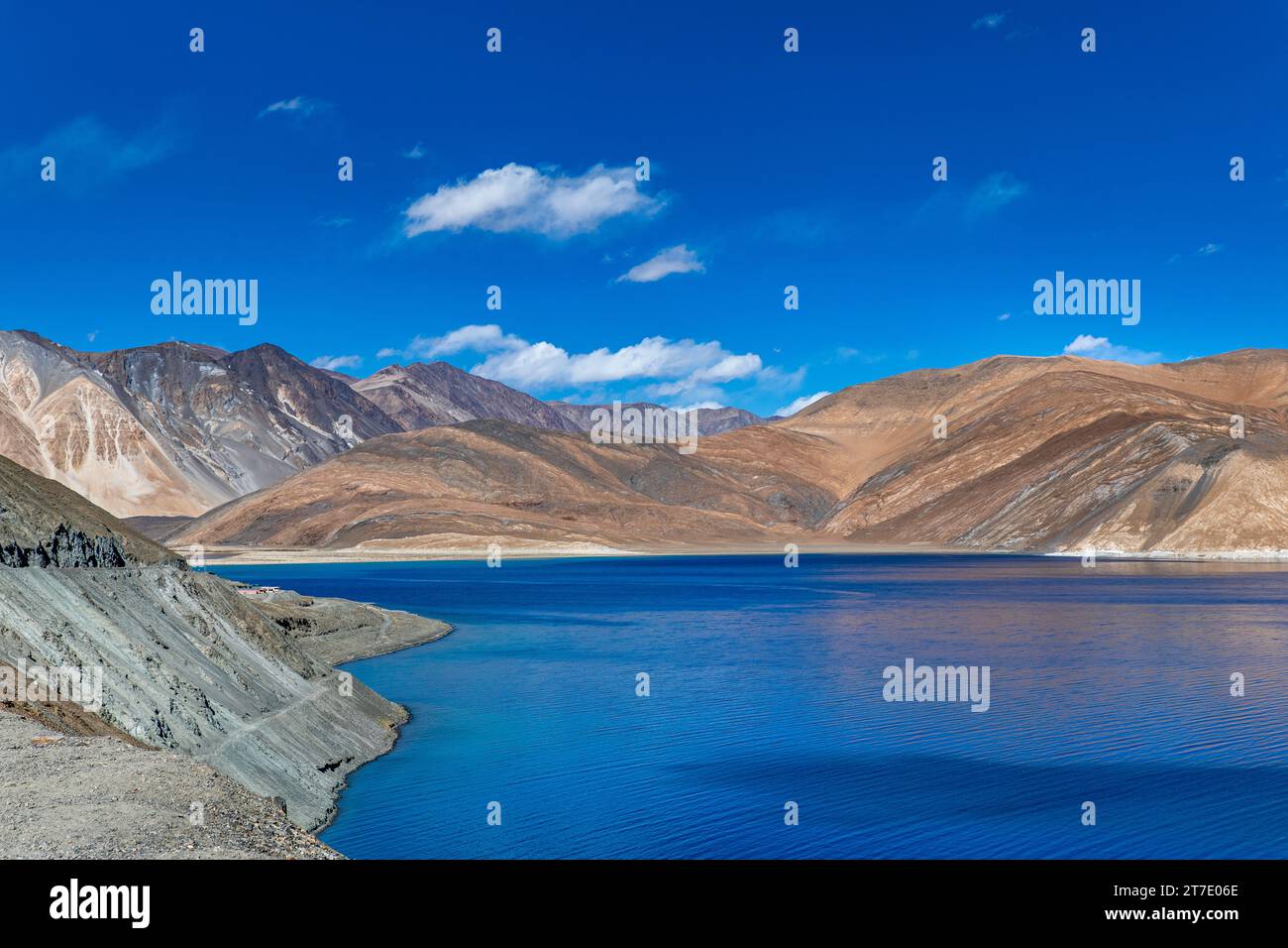 Paesaggio con montagne sul lago chiamato Pagong TSO o Pagong Lake, situato al confine con l'India e la Cina, Leh, Ladakh, India. Foto Stock