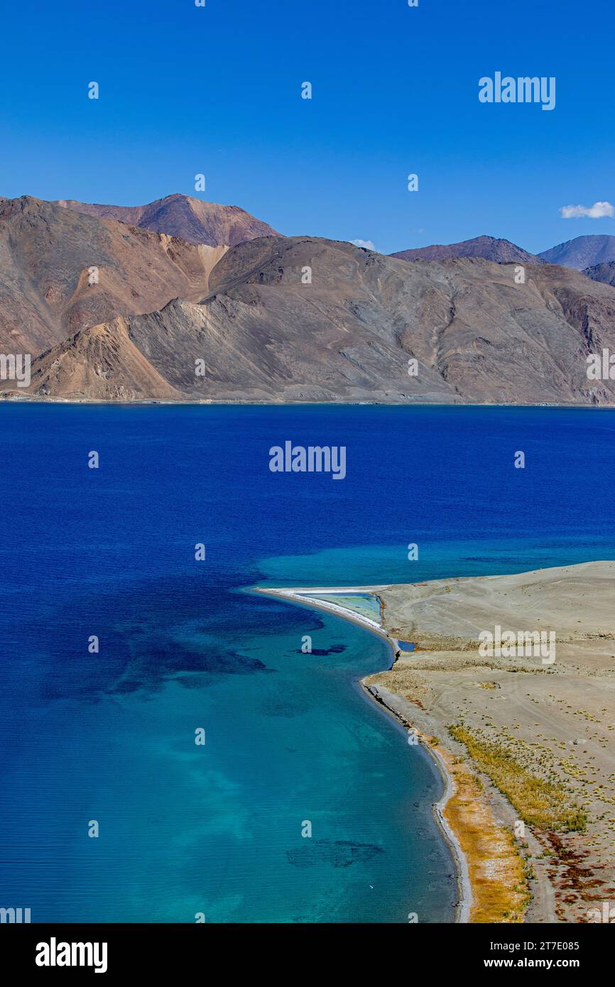 Paesaggio con montagne sul lago chiamato Pagong TSO o Pagong Lake, situato al confine con l'India e la Cina, Leh, Ladakh, India. Foto Stock