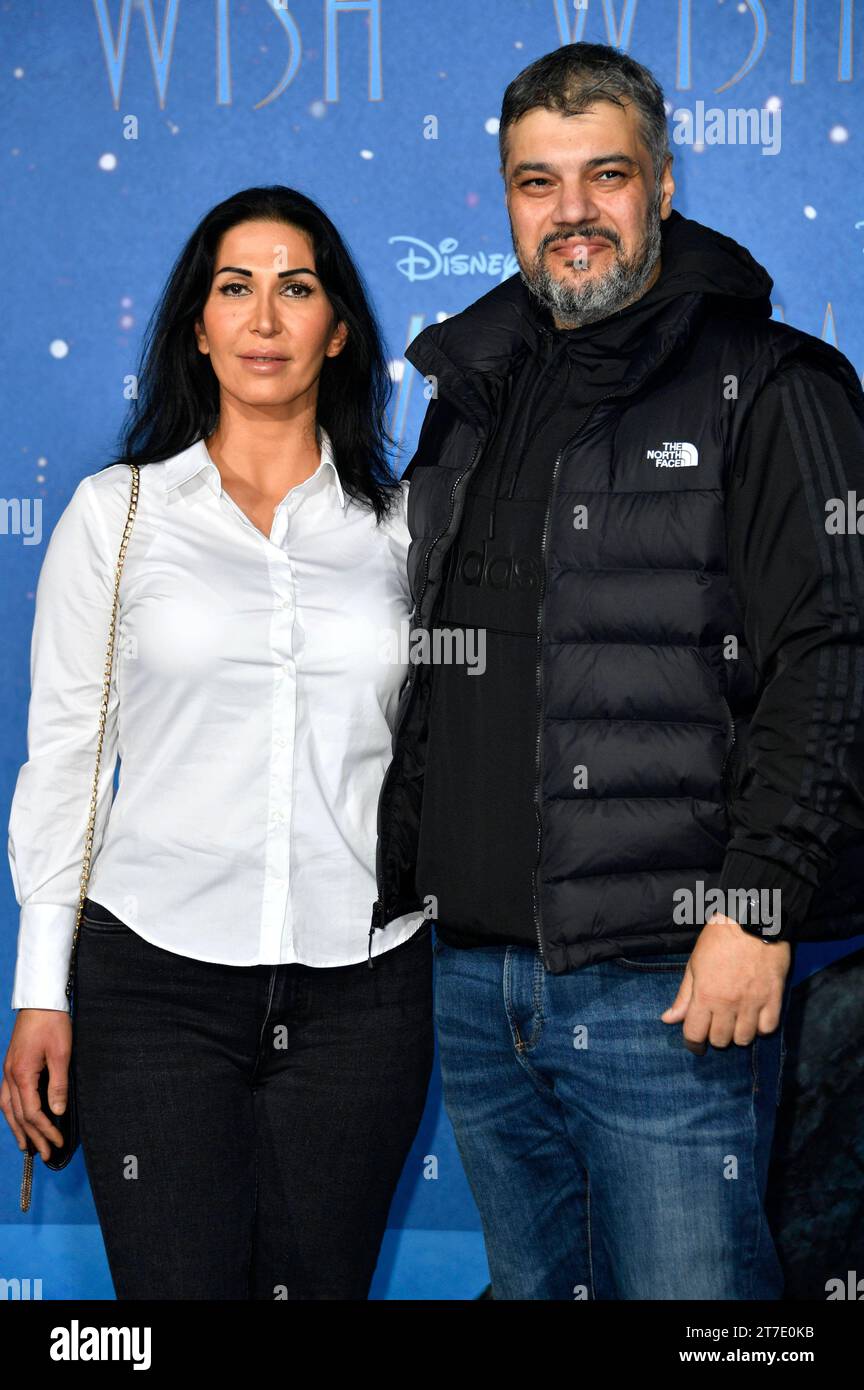 Imad Mardnli mit Ehefrau Samia Mardnli bei der Premiere des Kinofilms Wish im Zoo Palast. Berlin, 14.11.2023 *** Imad Mardnli con sua moglie Samia Mardnli alla prima del film Wish at Zoo Palast Berlin, 14 11 2023 foto:Xn.xKubelkax/xFuturexImagex Wish_3253 Credit: Imago/Alamy Live News Foto Stock