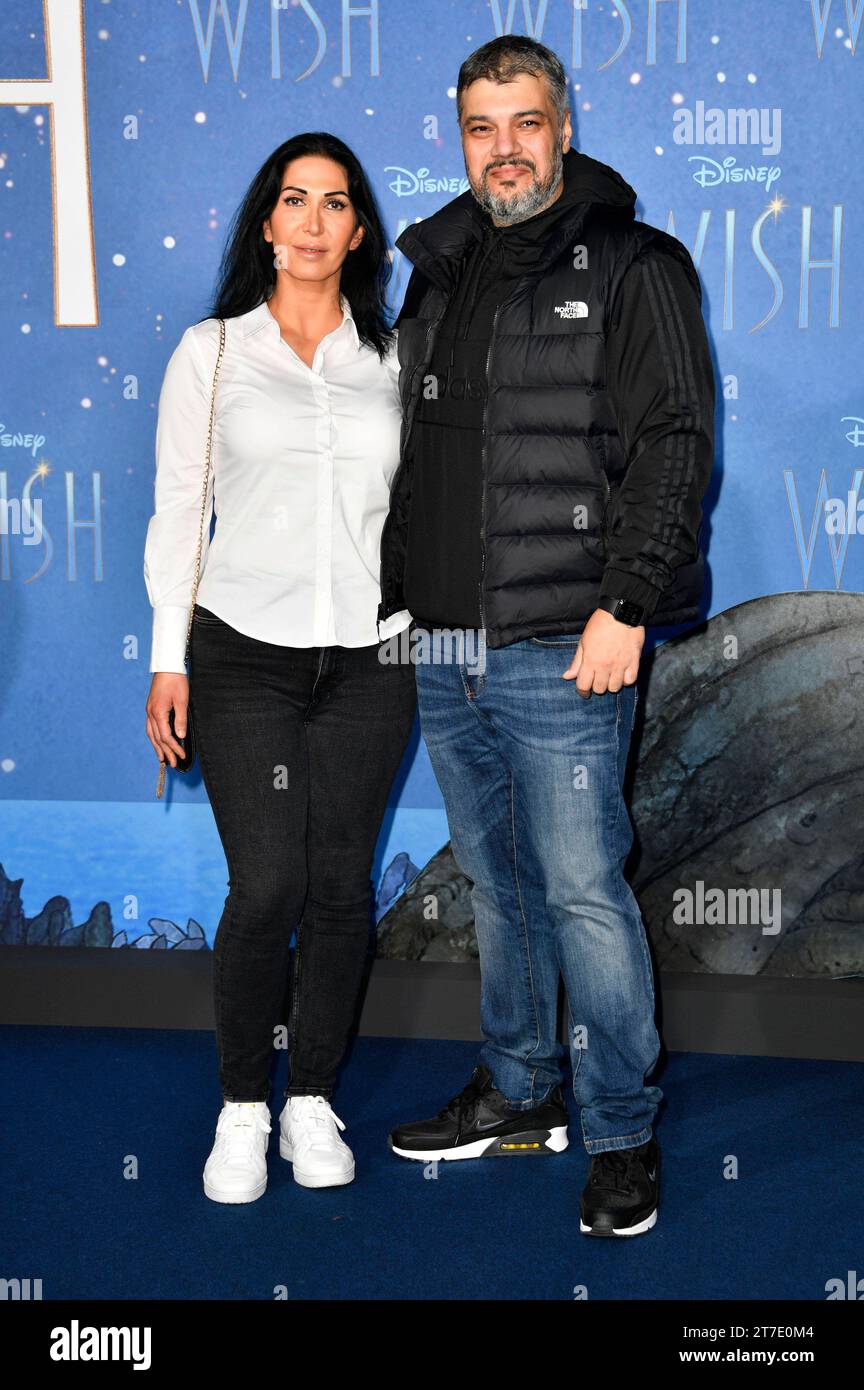 Imad Mardnli mit Ehefrau Samia Mardnli bei der Premiere des Kinofilms Wish im Zoo Palast. Berlin, 14.11.2023 *** Imad Mardnli con sua moglie Samia Mardnli alla prima del film Wish at Zoo Palast Berlin, 14 11 2023 foto:Xn.xKubelkax/xFuturexImagex Wish_3252 Credit: Imago/Alamy Live News Foto Stock