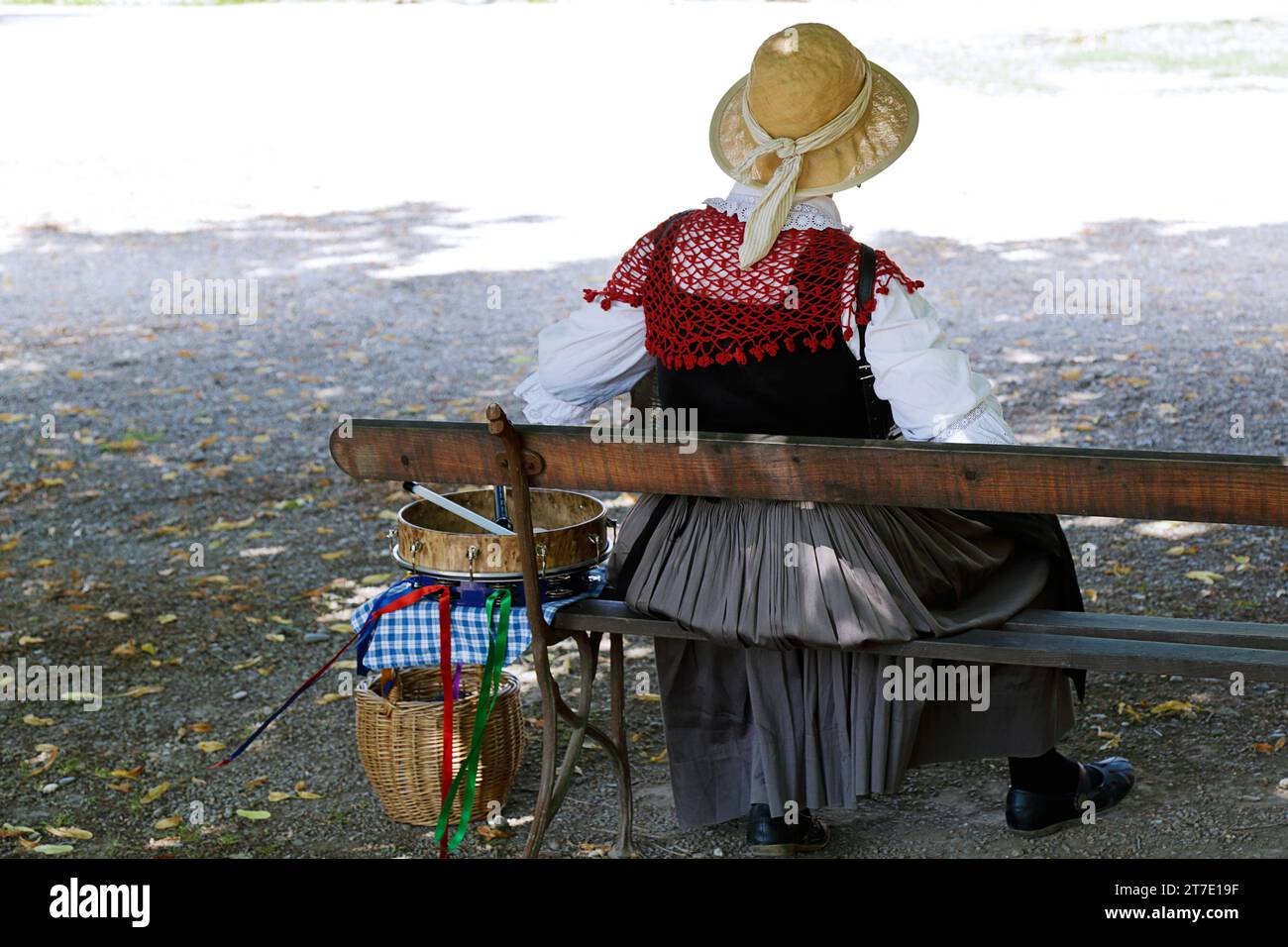 Donna anziana che indossa abiti tradizionali francesi Foto Stock