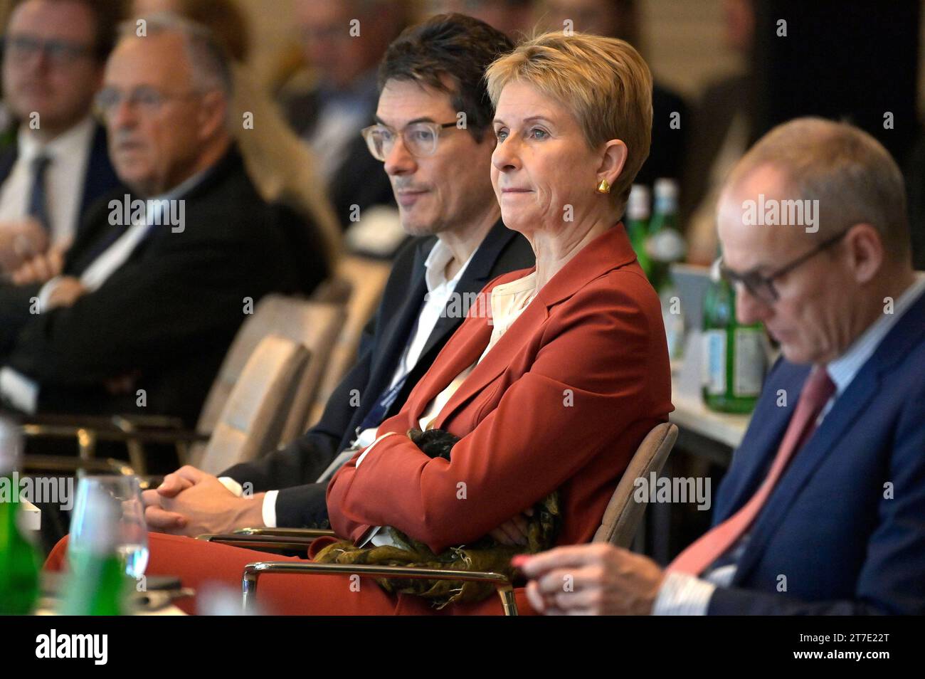 Susanne Klatten beim 17. Wirtschaftsgipfel der Süddeutschen Zeitung im Hotel Adlon. Berlino, 15.11.2023 *** Susanne Klatten al 17 Business Summit del Süddeutsche Zeitung all'Hotel Adlon Berlin, 15 11 2023 foto:XF.xKernx/xFuturexImagex sz merz 3126 Credit: Imago/Alamy Live News Foto Stock