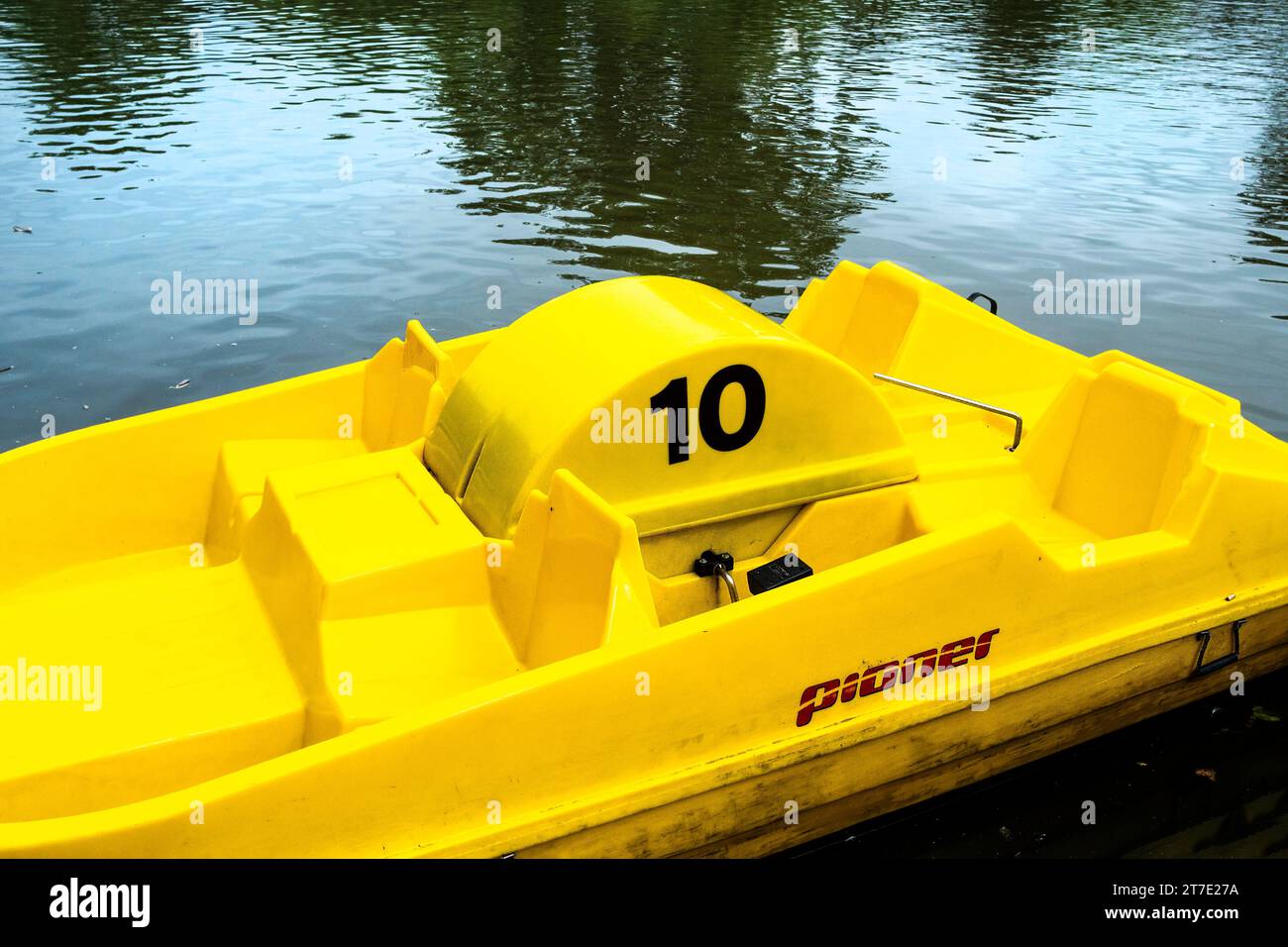 Un pedalò Pioner giallo brillante; oppure noleggia una barca galleggiante sul Trenance Boating Lake a Newquay, in Cornovaglia, nel Regno Unito. Foto Stock