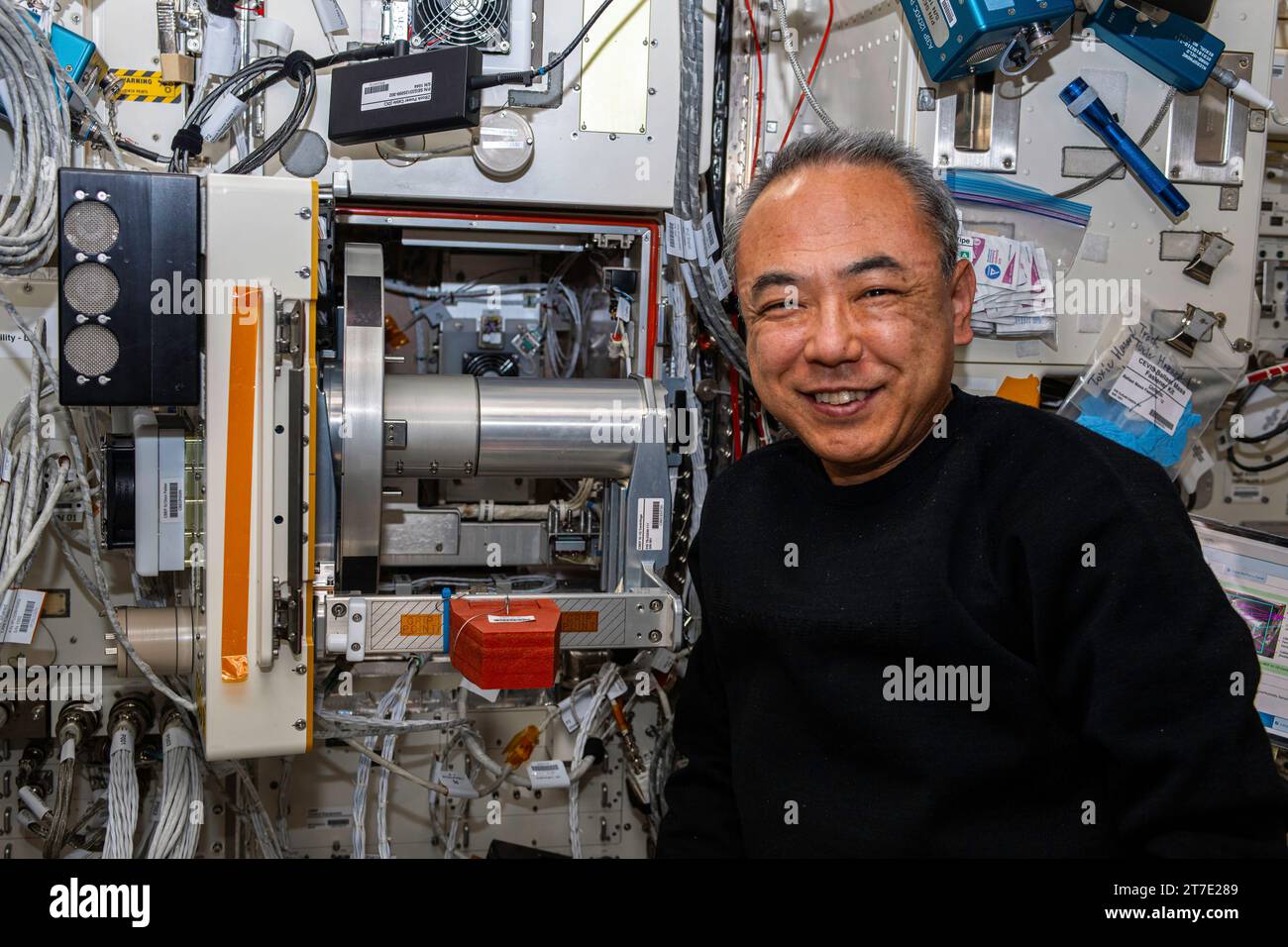 ISS - 30 ottobre 2023 - l'astronauta JAXA ( Japan Aerospace Exploration Agency ) e l'ingegnere di volo della Expedition 70 Satoshi Furukawa posa per un ritratto Foto Stock