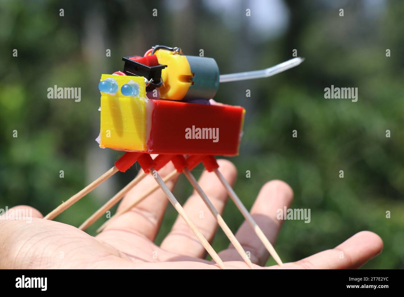 Modello da lavoro robot giocattolo costruito per progetti scientifici che tengono in mano. Progetti di formazione STEM Foto Stock