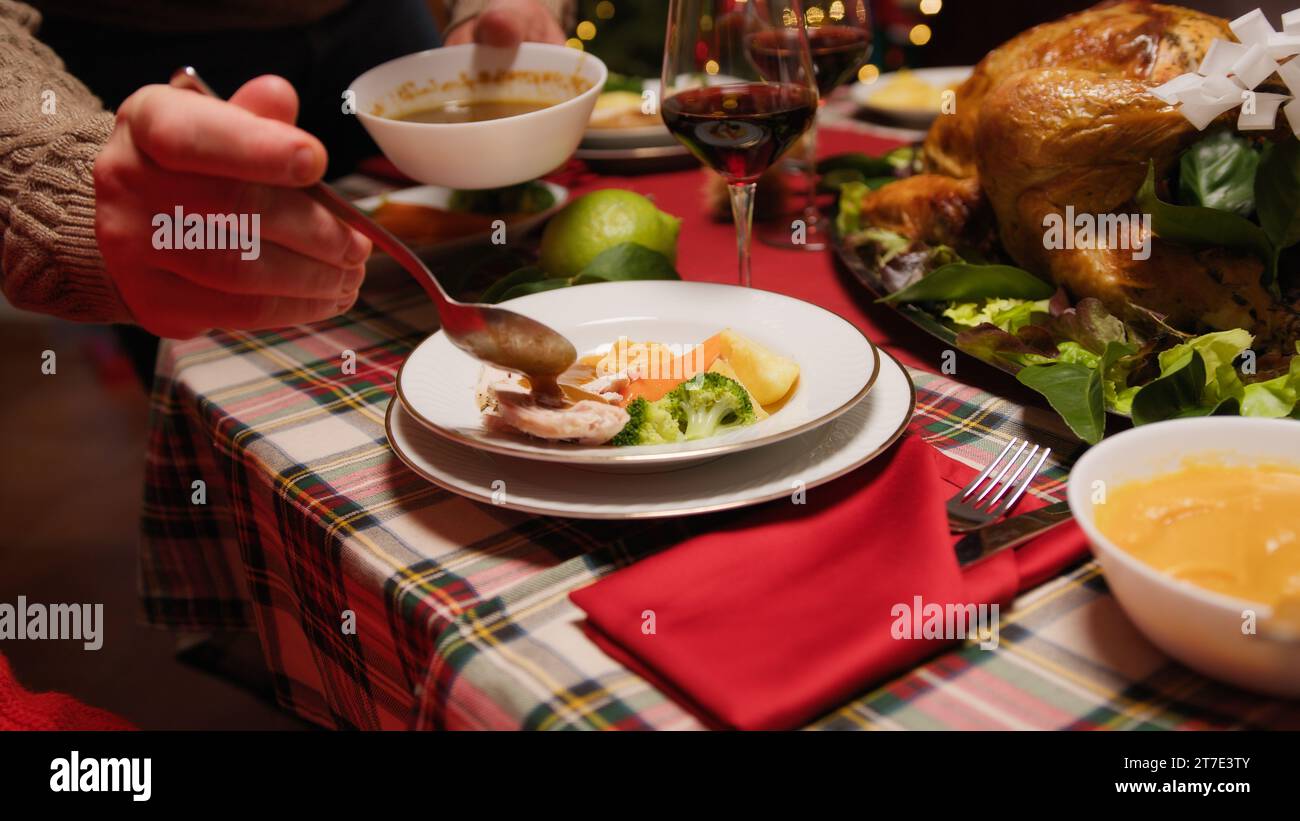 Serve tacchino con salsa per la cena di Natale Foto Stock