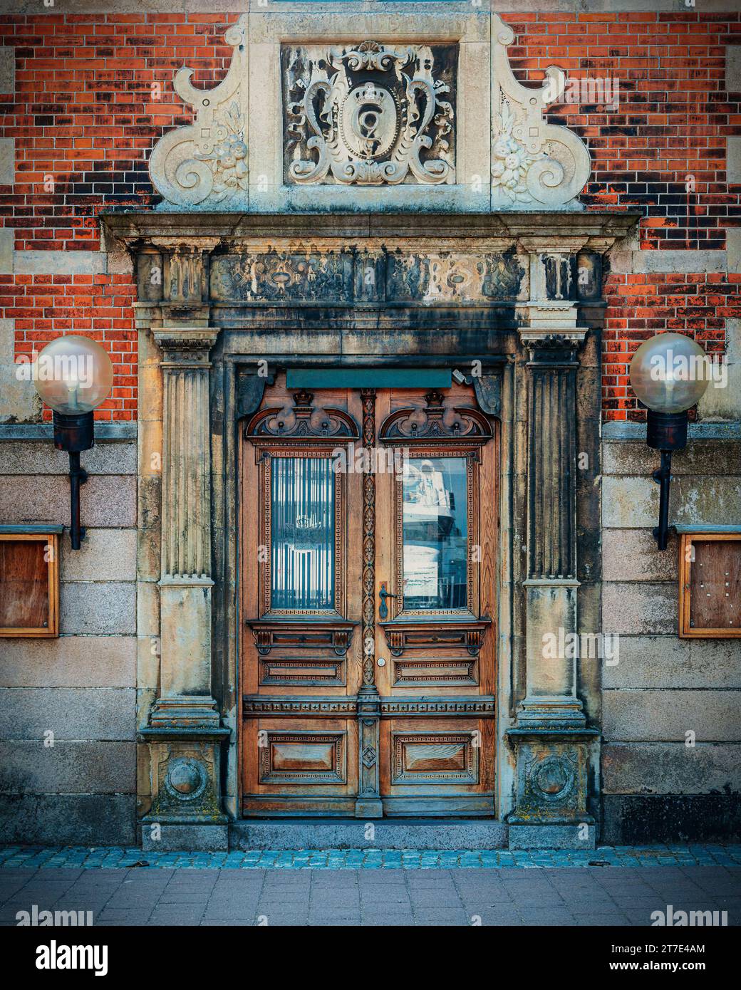 Porte in legno ornate nella cittadina danese di Helsingor. Foto Stock