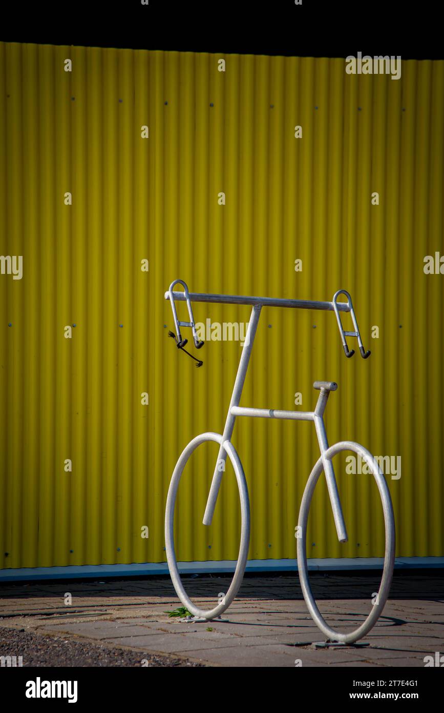 Titolare del parcheggio per biciclette di fronte a Futureland, il centro visitatori di Maasvlakte 2, da cui si effettuano escursioni al porto di Rotterdam Foto Stock