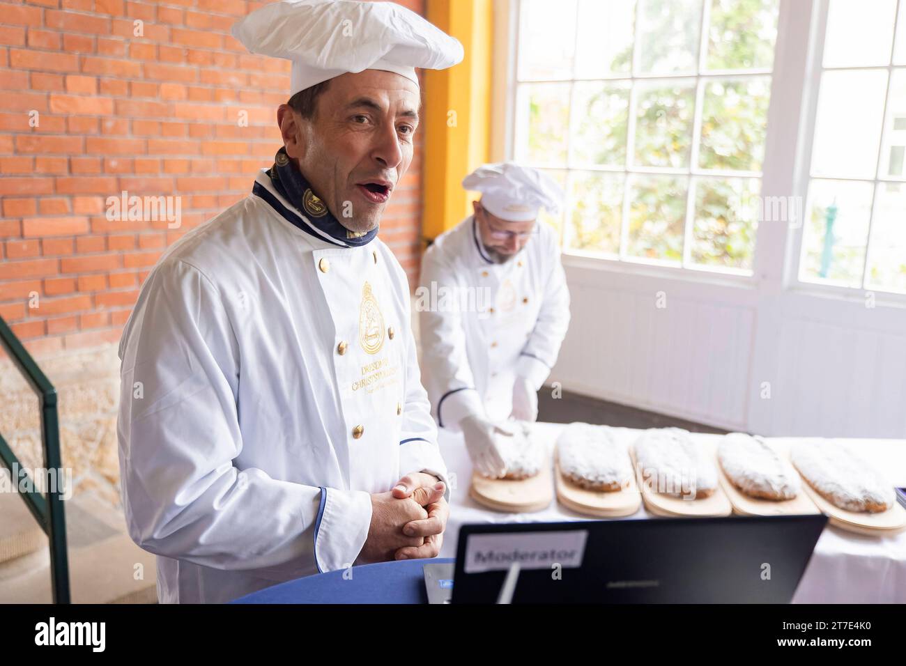 Stollenprüfer vergeben Qualitätssiegel für Dresdner Christstollen Rund 100 Bäckereien und Konditoreien aus Dresden und Umgebung müssen sich alljährlich der Stollenprüfung unterziehen. Wer den echten Dresdner Christstollen verkaufen möchte, Hat laut Satzung des Schutzverbandes Dresdner Stollen e. V. hohe Qualitätsanforderungen zu erfüllen erst dann erhält das feine Gebäck sein Qualitätszeichen, das goldene Siegel. Die Prpfung wurde 2023 in der Bergstation der Dresdner Standseilbahn durchgeführt. Dresda Sachsen GERMANIA *** gli ispettori Stollen assegnano il sigillo di qualità per il Natale di Dresda Stollen Arou Foto Stock