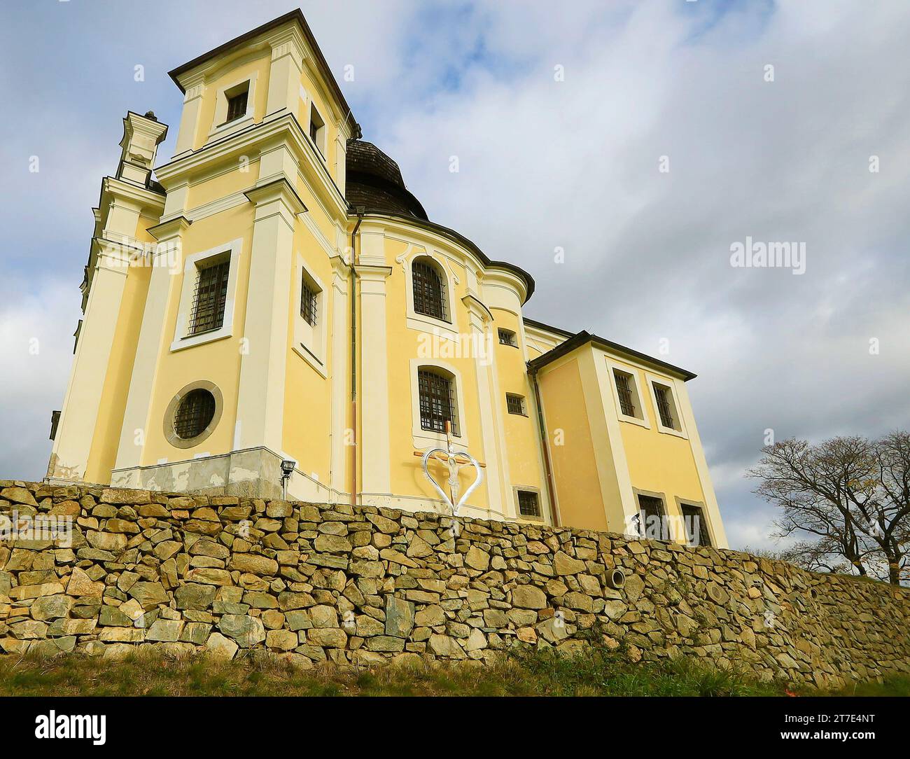 Chiesa di San Giovanni Battista e nostra Signora del Monte Carmelo a Makova hora a Smolotely, regione di Pribram in Repubblica Ceca, 6 novembre 2023. (CTK pH Foto Stock