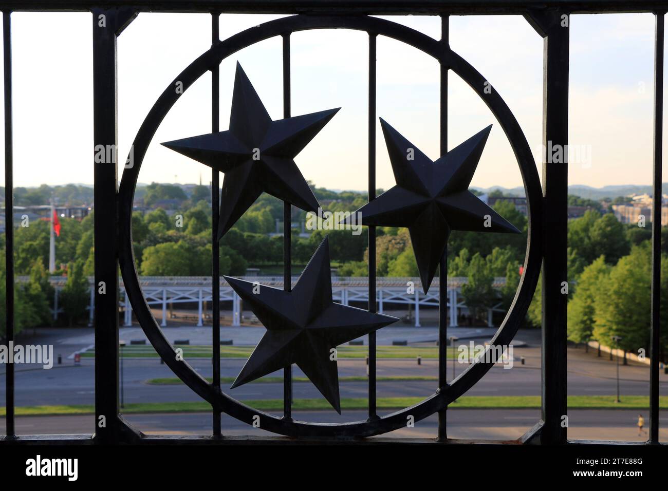 Nashville, Tennessee, Stati Uniti. La bandiera dello stato del Tennessee su un guichet, sullo sfondo il Bicentennial Capitol Mall State Park Foto Stock