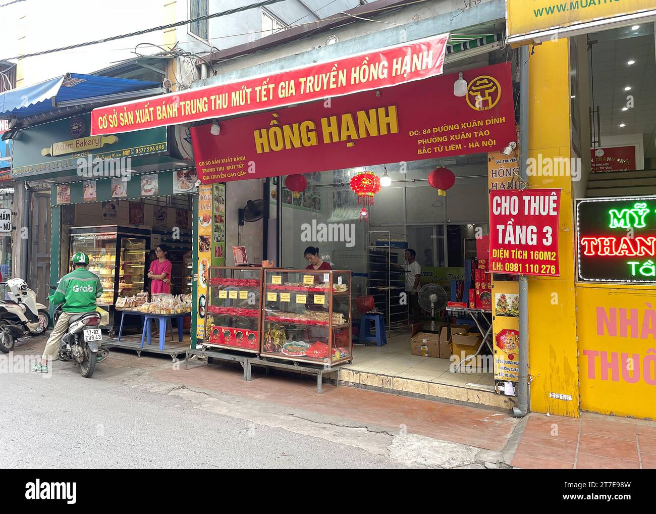 Durante il festival di metà autunno, la gente spesso sceglie di acquistare torte tradizionali presso il famoso negozio. Famoso negozio in Thuy Khue Street. Tiệm bánh Bảo Phương Foto Stock