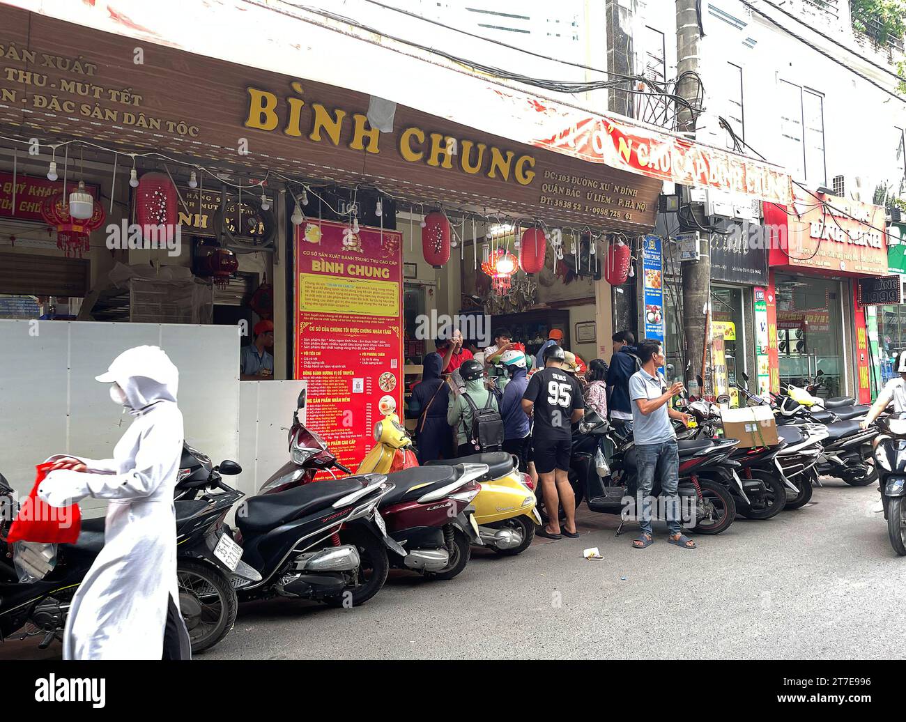 Durante il festival di metà autunno, la gente spesso sceglie di acquistare torte tradizionali presso il famoso negozio. Famoso negozio in Thuy Khue Street. Tiệm bánh Bảo Phương Foto Stock
