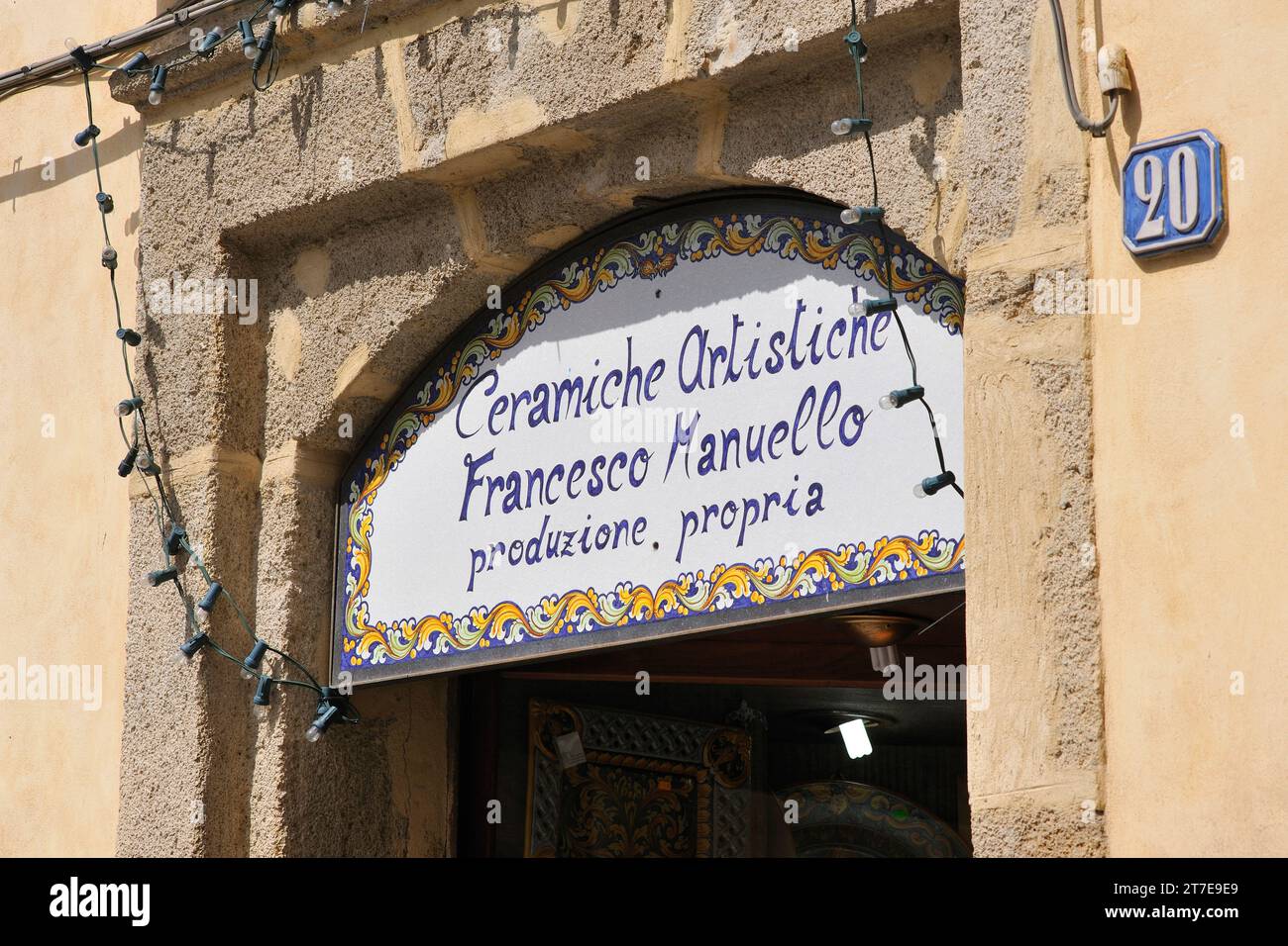 Caltagirone. Negozio di ceramiche. Sicilia. Italia Foto Stock