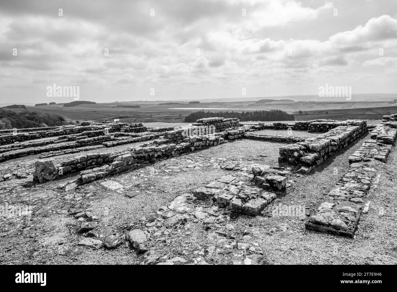 Ammira i resti del forte romano di Vercovicium (meglio conosciuto come Housesteads Fort) in bianco e nero. Foto Stock