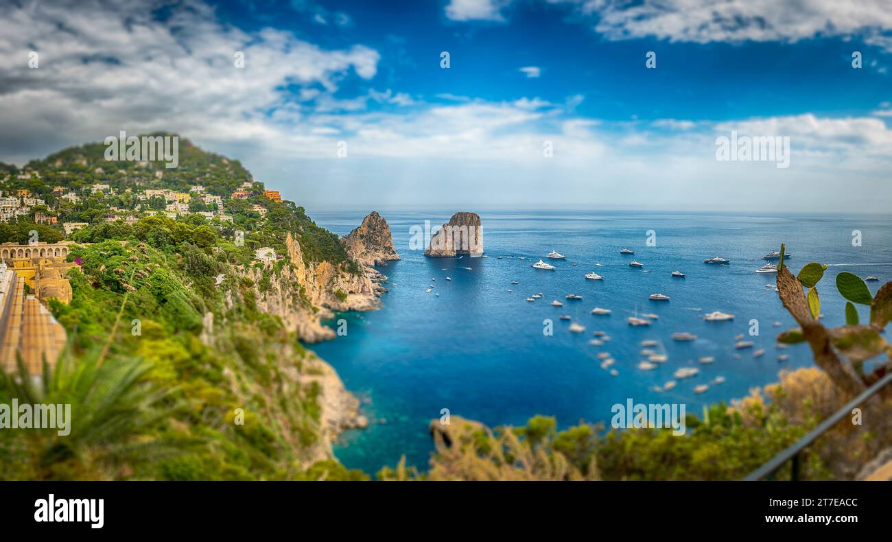 Vista panoramica su Marina piccola e Faraglioni: Meraviglie costiere nello splendore mediterraneo dell'isola di Capri. Effetto di spostamento dell'inclinazione applicato Foto Stock
