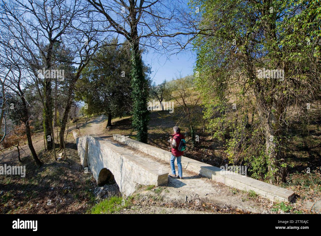 trekking lungo l'antico acquedotto romano per collepino, spello, umbria, italia Foto Stock