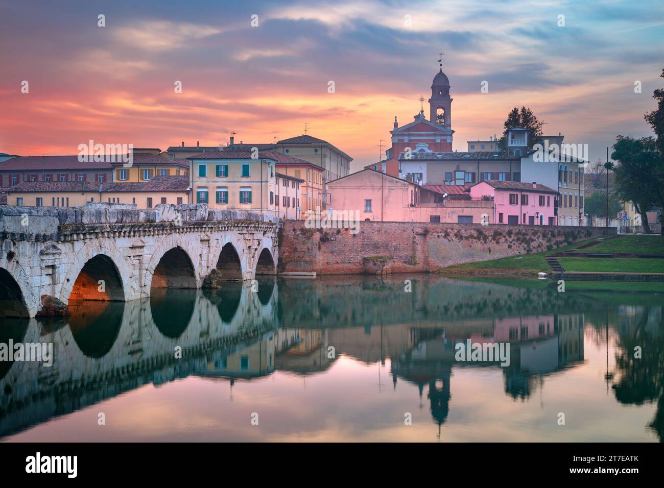 Rimini, Italia. Immagine del paesaggio urbano del centro storico di Rimini, Italia all'alba. Foto Stock