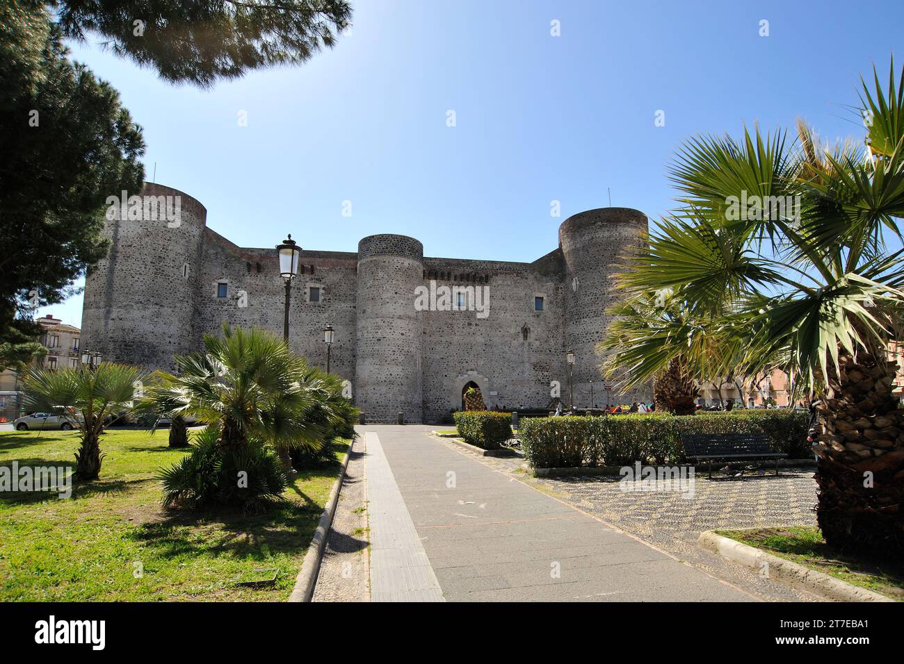 Catania. Piazza Federico di Svevia con il Castello Ursino. Sicilia. Italia Foto Stock