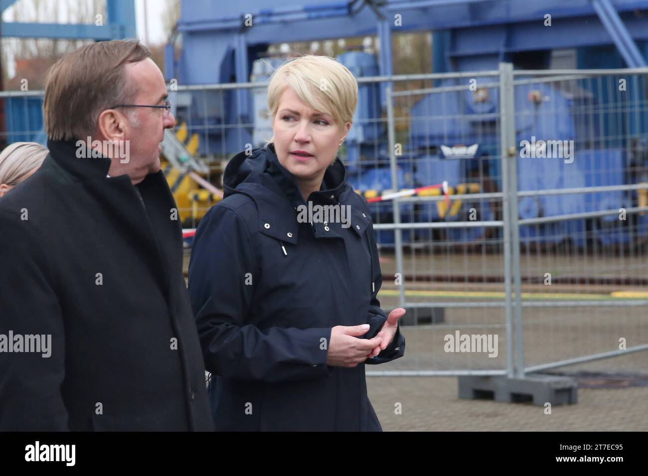 Blick am Mittwoch 15.11.2023 im Ortsteil Warenmünde der Hanse- und Universitätsstadt Rostock auf den Pressetermin zur Unterzeichnung des Eckpunktepapiers zur zukünftigen temporären industriellen Nutzung des Südgeländes im Marinearsenal-Warnowwerft Mars mit der Ministerpräsidentin des Landes MV Manuela Schwesig und dem Bundesminister der Verteidigung Boris Pistorius im Bild. *** Vista mercoledì 15 11 2023 nel distretto di Warenmünde della città anseatica e universitaria di Rostock all'evento stampa per la firma del documento punti chiave sul futuro uso industriale temporaneo del sud Foto Stock