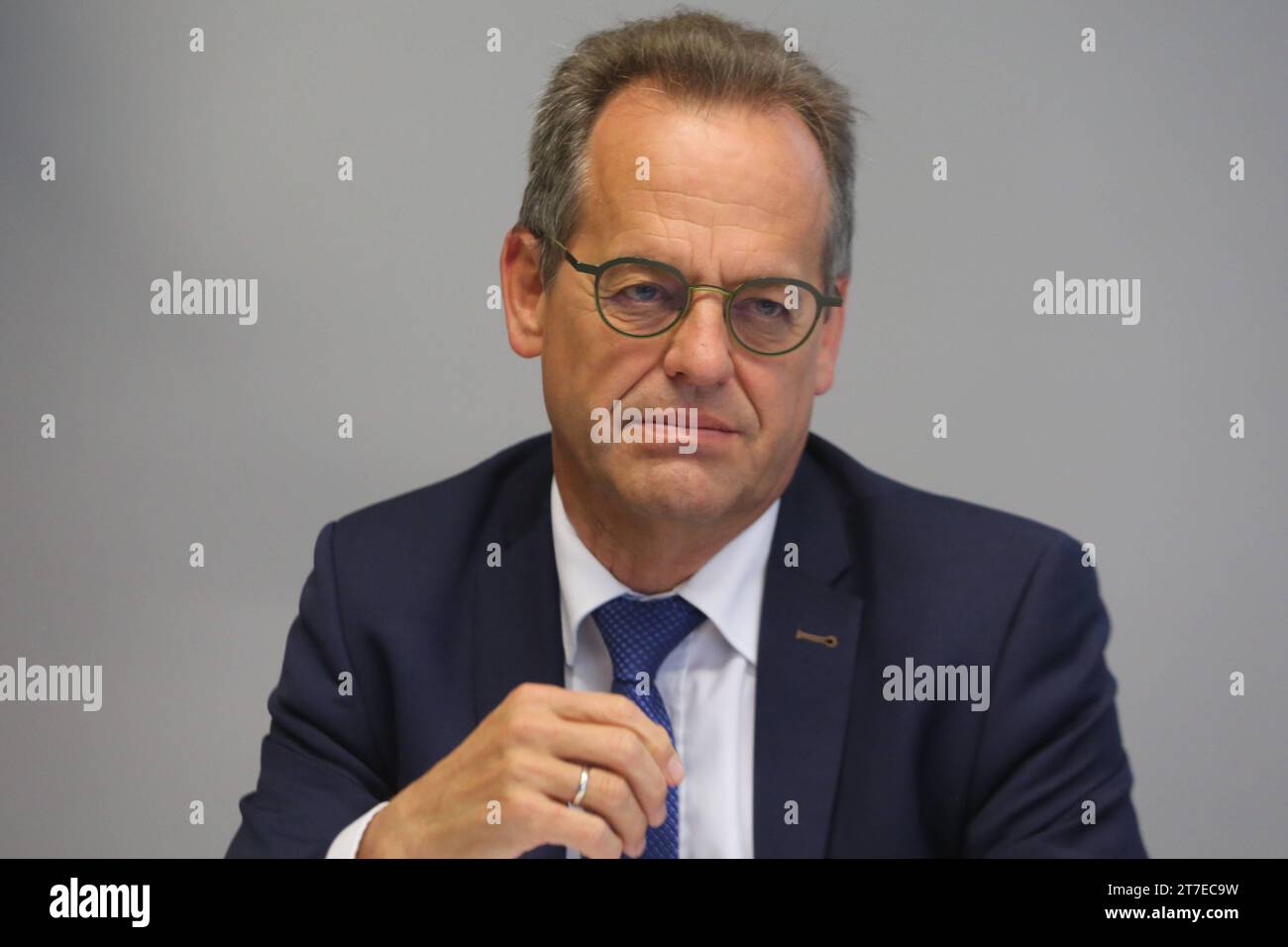 Blick am Mittwoch 15.11.2023 im Ortsteil Warenmünde der Hanse- und Universitätsstadt Rostock auf den Pressetermin zur Unterzeichnung des Eckpunktepapiers zur zukünftigen temporären industriellen Nutzung des Südgeländes im Marinearsenal-Warnowwerft Mars mit Raf Iemants, gruppo Smulders *** Visualizza mercoledì 15 11 2023 nel distretto di Warenmünde della città anseatica e universitaria di Rostock all'evento stampa per la firma del documento punti chiave sul futuro uso industriale temporaneo del sito meridionale nell'arsenale navale Warnowwerft Mars con RAF Iemants, Smulders Group Foto Stock