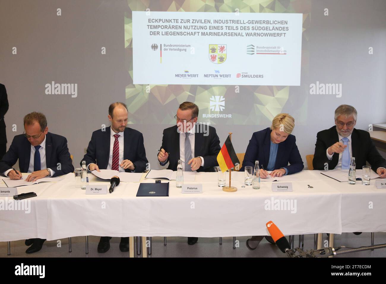 Blick am Mittwoch 15.11.2023 im Ortsteil Warenmünde der Hanse- und Universitätsstadt Rostock auf den Pressetermin zur Unterzeichnung des Eckpunktepapiers zur zukünftigen temporären industriellen Nutzung des Südgeländes im Marinearsenal-Warnowwerft Mars durch Raf Iemants, Smulders Group, Dr. Jan Meyer Gruppe, Bundesminister der Verteidigung Boris Pistorius, Ministerpräsidentin Manuela Schwesig und Dr. Christoph Krupp, Vorstandssprecher Bundesanstalt für Immobilienaufgaben v.l. *** Vista mercoledì 15 11 2023 nel quartiere Warenmünde della città anseatica e universitaria di Rostock at Foto Stock