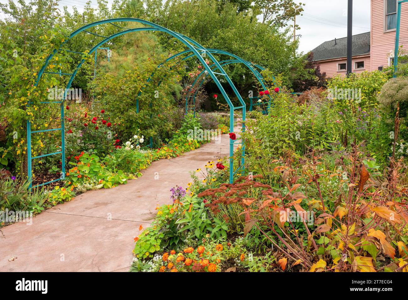 Muskegon, Michigan - il Monet Garden di Muskegon. Lakeshore Garden Masters ha trasformato un lotto vacante in un piccolo parco, ispirato al Monet Garden i. Foto Stock