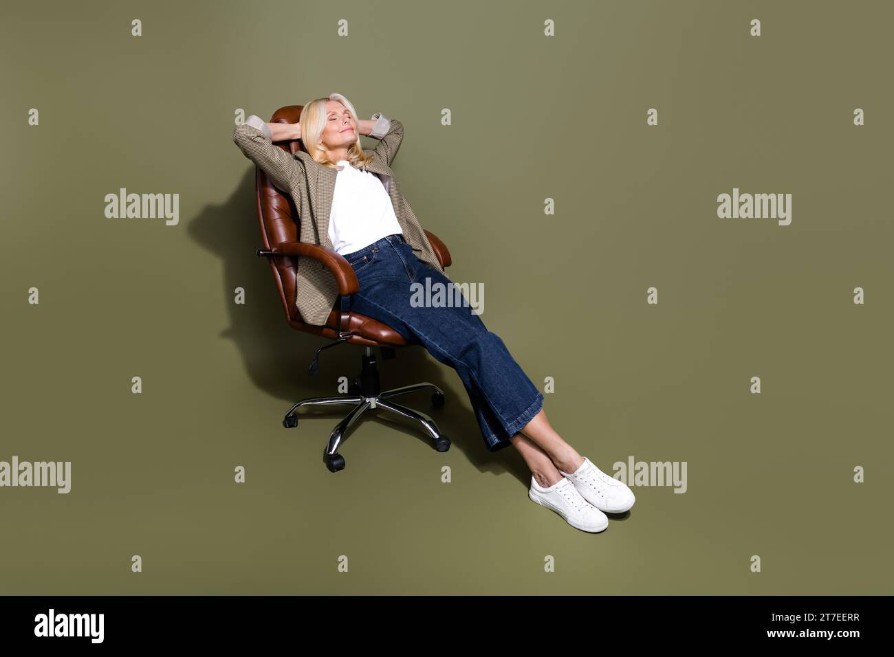 Foto integrale della donna d'affari che tiene le mani dietro la testa occhi chiusi volo dormiente modalità di riposo isolata su sfondo di colore cachi Foto Stock