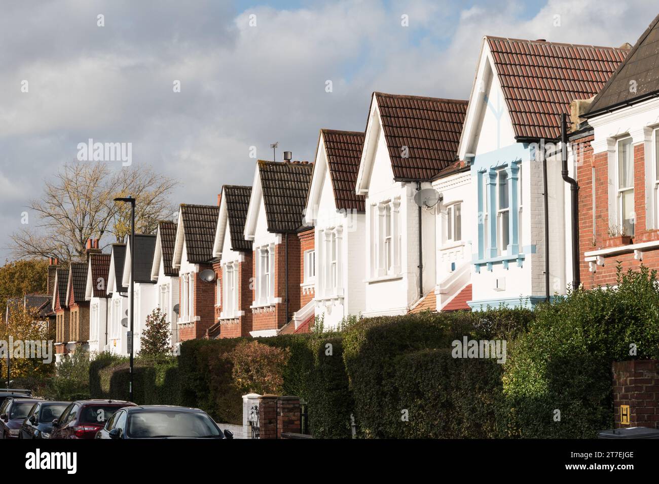 Una fila di proprietà bifamiliari in Sternhold Avenue, Balham, South West London, SW2, Inghilterra, REGNO UNITO Foto Stock
