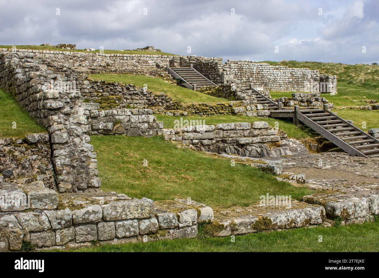 Affacciato sulle rovine delle caserme del forte di Housestead, un forte romano lungo il Vallo Adriano nel Northumberland National Park, nel nord dell'Inghilterra. Foto Stock