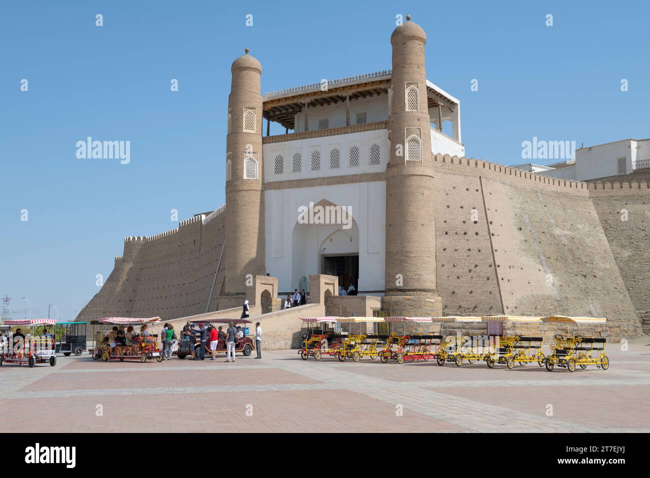 BUKHARA, UZBEKISTAN - 9 SETTEMBRE 2022: L'ingresso principale dell'antica fortezza dell'Arca in una giornata di sole. Centro storico di Bukhara Foto Stock