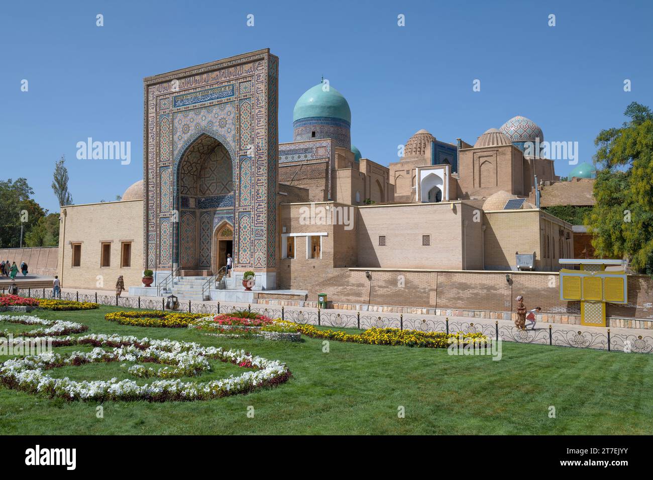 SAMARCANDA, UZBEKISTAN - 12 SETTEMBRE 2022: Soleggiato giorno di settembre nel complesso funerario medievale di Shah-i Zinda Foto Stock