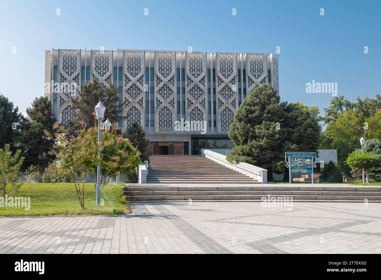 TASHKENT, UZBEKISTAN - 17 SETTEMBRE 2022: Veduta del Museo statale di storia dell'Uzbekistan in un soleggiato giorno di settembre Foto Stock
