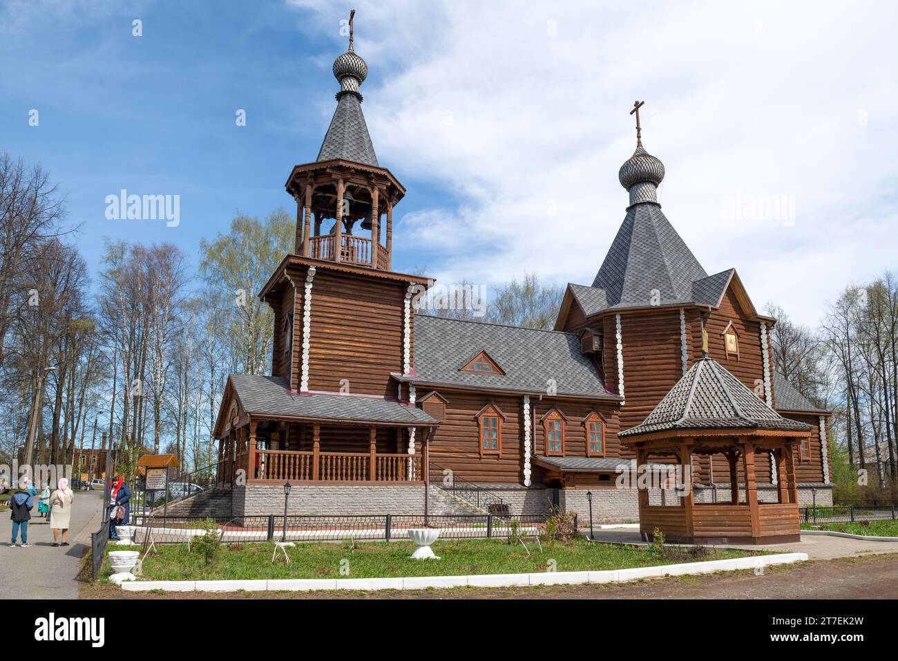 SHARYA, RUSSIA - 30 APRILE 2023: Moderna chiesa in legno di St Nicholas il Wonderworker in un soleggiato giorno di aprile Foto Stock